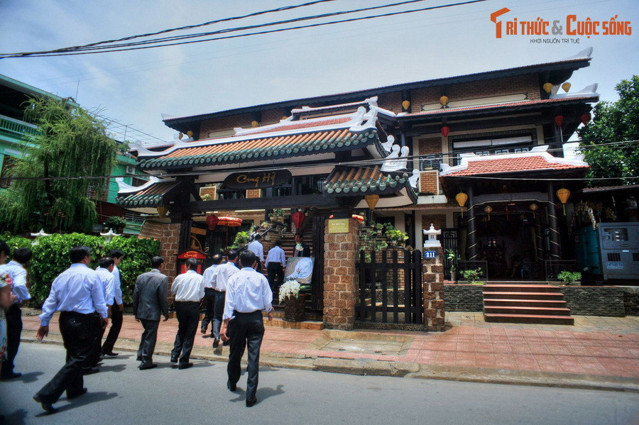 Con đường này hình thành từ đầu thế kỷ 19, cùng thời với việc xây dựng kinh thành. Cuối thế kỷ 19 đầu thế kỷ 20, cùng với sự phát triển của khu phố cổ Gia Hội – Chợ Dinh, đường trở thành trục trung tâm của khu phố Hoa kiều ở Huế.