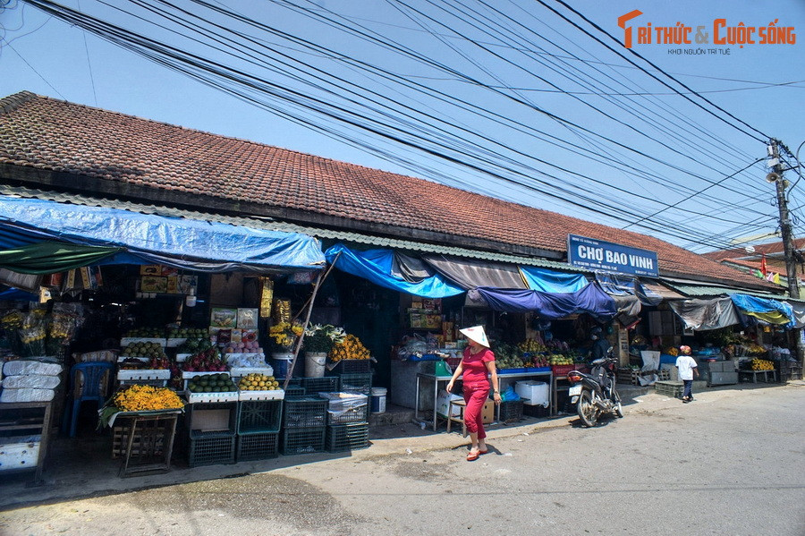 Ngoài các ngôi nhà cổ, phố cổ Bao Vinh còn nhiều di tích lịch sử khác như đình Bao Vinh, chùa Thiên Giang, chợ Bao Vinh...