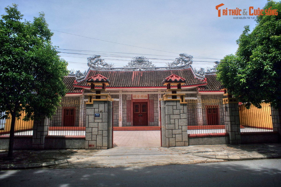 Các di tích khác là chùa Triều Châu - nơi thờ những vong linh phiêu bạt có nguyên quán Triều Châu, chùa Phúc Kiến - thờ “Tam vị, ngũ vị”, chùa Bà Hải Nam thờ Bà Mã Châu, chùa Quảng Đông thờ Quan Công...