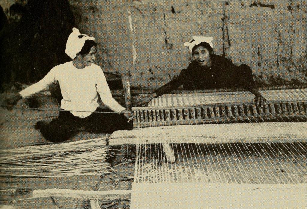 Các phụ nữ dệt vải tại một ngôi làng ở Phan Rang, Ninh Thuận.