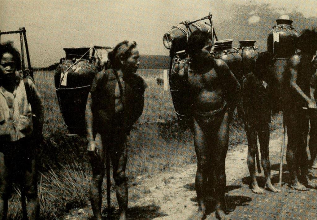 Đồng bào dân tộc Ê Đê ở Lâm Đồng gùi trên lưng những bình gốm lớn.