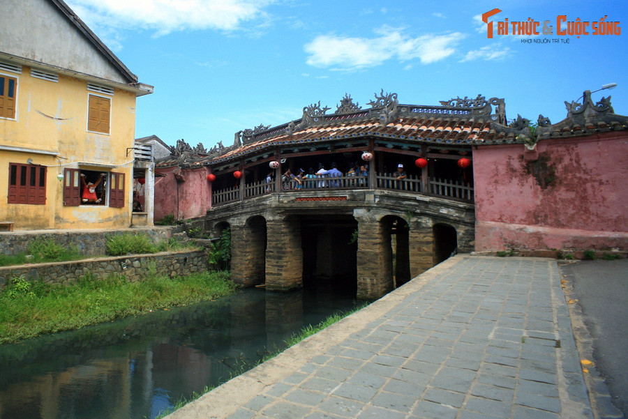 Theo các tài liệu lịch sử, cầu được các thương nhân người Nhật Bản góp tiền xây dựng vào khoảng thế kỷ 17, nên đôi khi người ta còn gọi là cầu Nhật Bản