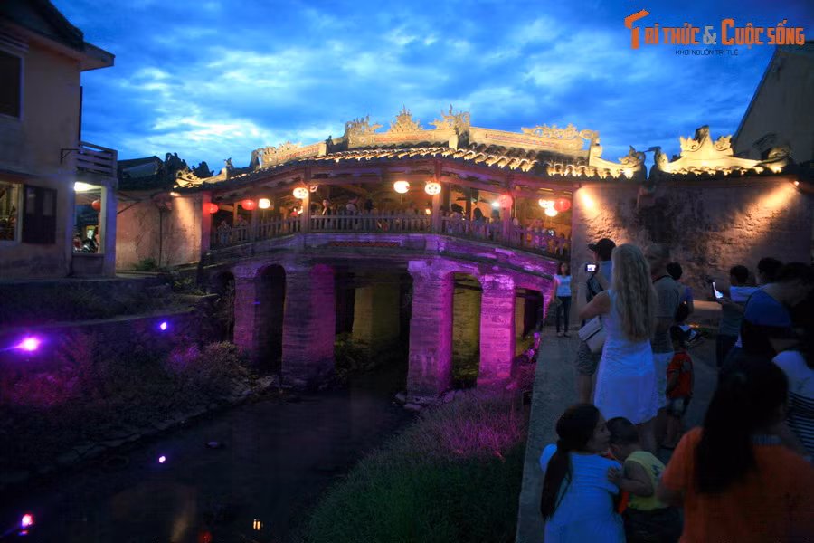 Ngày nay Chùa Cầu Hội An là một địa điểm mang tính biểu tượng bất cứ du khách nào đến Hội An cũng phải ghé thăm. Theo cơ quan quản lý việc thay đổi màu sắc sau trùng tu là điều không thể tránh khỏi và dưới sự tác động của thời tiết, Chùa Cầu sẽ sớm cũ màu như vốn có.