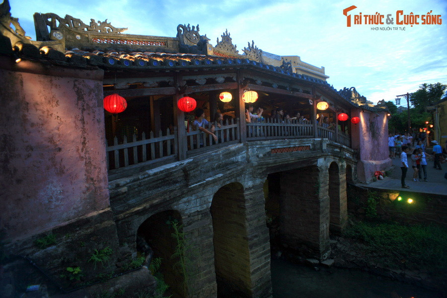 Về tổng thể, cầu dài khoảng 18 mét, có mái che, vắt cong qua lạch nước chảy ra sông Thu Bồn giáp ranh giữa hai đường Nguyễn Thị Minh Khai và Trần Phú.