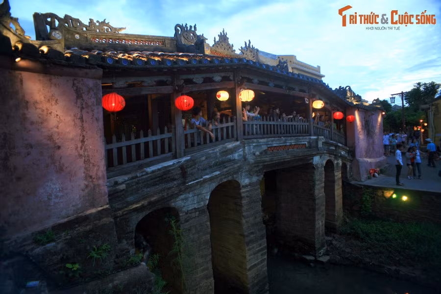 Về tổng thể, cầu dài khoảng 18 mét, có mái che, vắt cong qua lạch nước chảy ra sông Thu Bồn giáp ranh giữa hai đường Nguyễn Thị Minh Khai và Trần Phú.