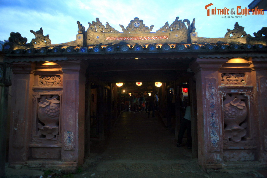 Theo niên đại được ghi lại ở xà nóc và văn bia còn lại ở đầu cầu thì cầu đã được dựng lại vào năm 1817. Ngôi chùa trên cầu có lẽ cũng được dựng lại vào thời gian này.