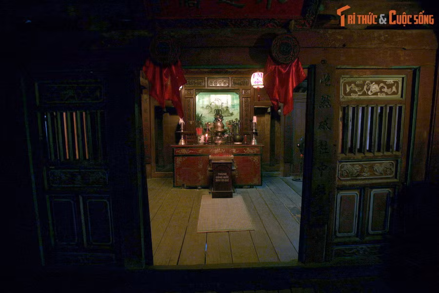 Tuy gọi là chùa nhưng Chùa Cầu không thờ Phật. Phần gian chính giữa thờ một tượng gỗ Bắc Đế Trấn Võ - vị thần bảo hộ xứ sở, ban niềm vui hạnh phúc cho con người, thể hiện khát vọng thiêng liêng mà con người muốn gửi gắm cùng trời đất nhằm cầu mong mọi điều tốt đẹp.