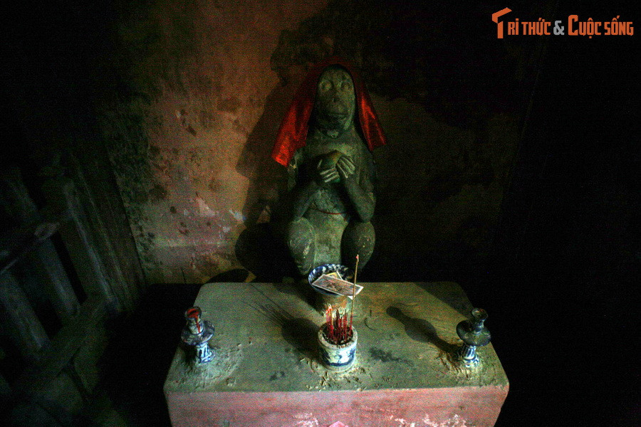 Hai đầu cầu có hai cặp tượng thú bằng gỗ đứng chầu, một đầu là cặp tượng chó, một đầu là cặp tượng khỉ. Tương truyền đây là những con vật mà người Nhật sùng bái thờ tự từ cổ xưa.