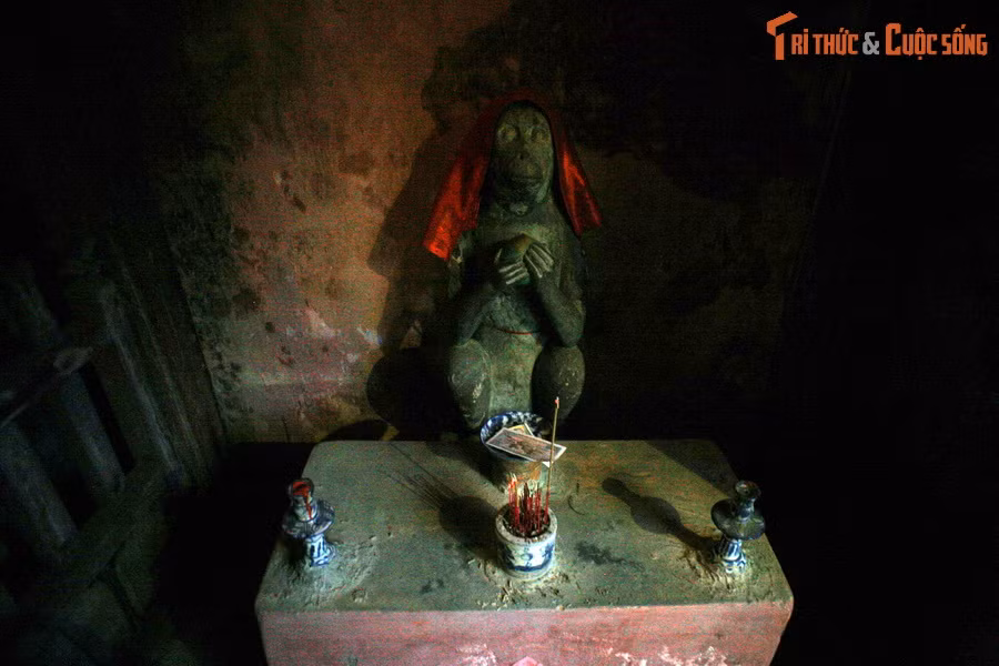 Hai đầu cầu có hai cặp tượng thú bằng gỗ đứng chầu, một đầu là cặp tượng chó, một đầu là cặp tượng khỉ. Tương truyền đây là những con vật mà người Nhật sùng bái thờ tự từ cổ xưa.