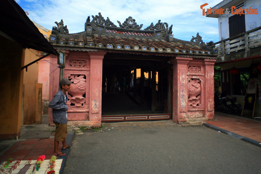 Theo truyền thuyết của người Nhật Bản, ngôi chùa được coi như là một thanh kiếm đâm xuống lưng con quái vật Mamazu, khiến nó không quẫy đuôi, gây ra những trận động đất.