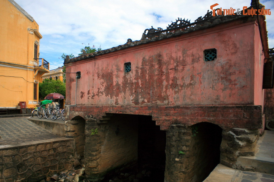 Năm 1653, người ta dựng thêm phần chùa, nối liền vào lan can phía Bắc, nhô ra giữa cầu, từ đó người địa phương gọi là Chùa Cầu. Năm 1719, chúa Nguyễn Phúc Chu thăm Hội An, đặt tên cho chiếc cầu là Lai Viễn Kiều, với ý nghĩa là "Cầu đón khách phương xa".