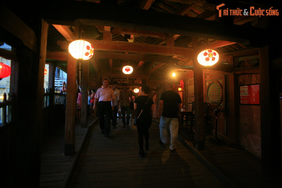 Mái Chùa Cầu lợp ngói âm dương che kín cả cây cầu. Cả chùa và cầu đều được dựng bằng gỗ sơn son chạm trổ rất công phu, mặt chùa quay về phía bờ sông.