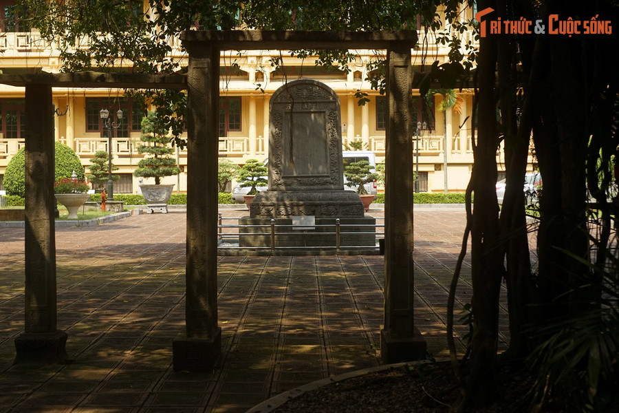 Được lưu giữ tại Bảo tàng Lịch sử Quốc gia Việt Nam, bia điện Nam Giao là tấm bia đồ sộ và tinh xảo nhất của kinh thành Thăng Long xưa còn được gìn giữ đến nay. Là dấu tích duy nhất còn lại của đàn Nam Giao thành Thăng Long, tấm bia này được dựng vào thời vua Lê Hy Tông, năm 1679.