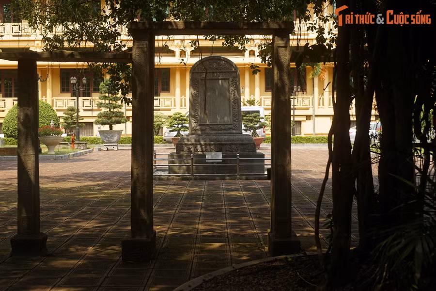 Được lưu giữ tại Bảo tàng Lịch sử Quốc gia Việt Nam, bia điện Nam Giao là tấm bia đồ sộ và tinh xảo nhất của kinh thành Thăng Long xưa còn được gìn giữ đến nay. Là dấu tích duy nhất còn lại của đàn Nam Giao thành Thăng Long, tấm bia này được dựng vào thời vua Lê Hy Tông, năm 1679.