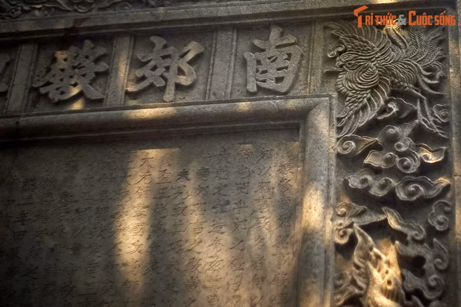 “Vào sớm mồng một đầu năm nghênh tế ở đây. Lễ ấy cử hành trải qua bao đời vẫn giữ, nhưng xây dựng chưa được hoàn hảo, tô điểm cũng chưa thật tinh xảo, chưa đủ để báo ơn trời lớn lao”.