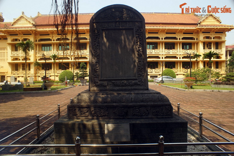 Bia tạc từ đá, có hình chữ nhật, trán cong hình bán nguyệt, có chiều cao 213 cm, rộng 146 cm, dày 34 cm. Hoa văn được trang trí trên bia và bệ thể hiện các đề tài đặc trưng của nghệ thuật điêu khắc thời Lê Trung Hưng.