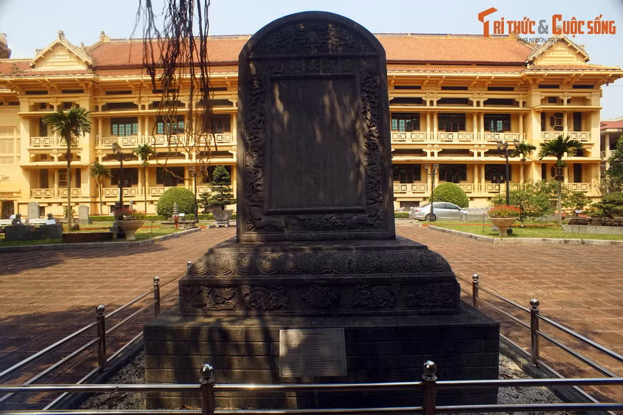 Bia tạc từ đá, có hình chữ nhật, trán cong hình bán nguyệt, có chiều cao 213 cm, rộng 146 cm, dày 34 cm. Hoa văn được trang trí trên bia và bệ thể hiện các đề tài đặc trưng của nghệ thuật điêu khắc thời Lê Trung Hưng.