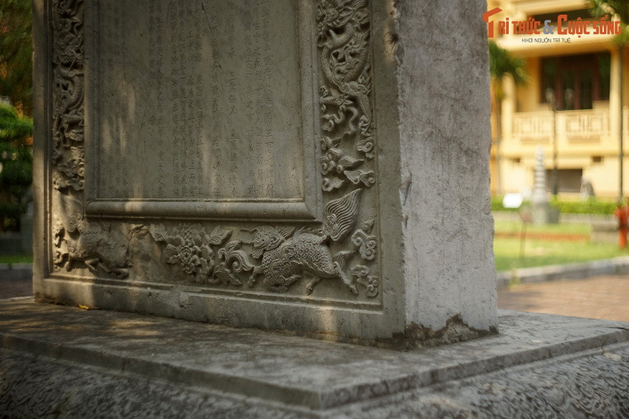 “Hàng năm vào ngày mồng một tháng Giêng mùa xuân, tự thân phò xa giá Hoàng thượng dẫn các quan triều nghiêm chỉnh đến sân điện, tiến hành đại lễ, cung kính cung kính hết mức, còn cho rằng như thế cũng chưa đủ”.