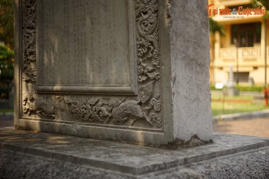 “Hàng năm vào ngày mồng một tháng Giêng mùa xuân, tự thân phò xa giá Hoàng thượng dẫn các quan triều nghiêm chỉnh đến sân điện, tiến hành đại lễ, cung kính cung kính hết mức, còn cho rằng như thế cũng chưa đủ”.