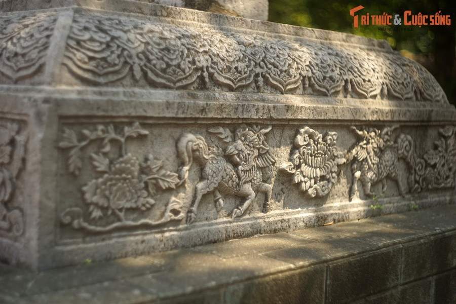 “Thế là bèn ra uy quyết đoán, chọn lấy ngày lành, tập trung các thợ. Cột xà chọn lựa gỗ tốt; Mực thước theo cung Trường Sinh. Tháo bỏ các thứ cũ xưa, dựng xây toàn công phu mới”.