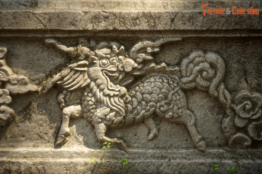 “Nền xây bằng gạch, trụ dựng cột đá. Đao cong rực rỡ, đầu rồng dưới mái sóng đôi. Góc uốn huy hoàng. Chân ngao vững vàng cân đối. Rỡ ràng quy mô đổi mới. Hiên ngang xây lại đất trời”.