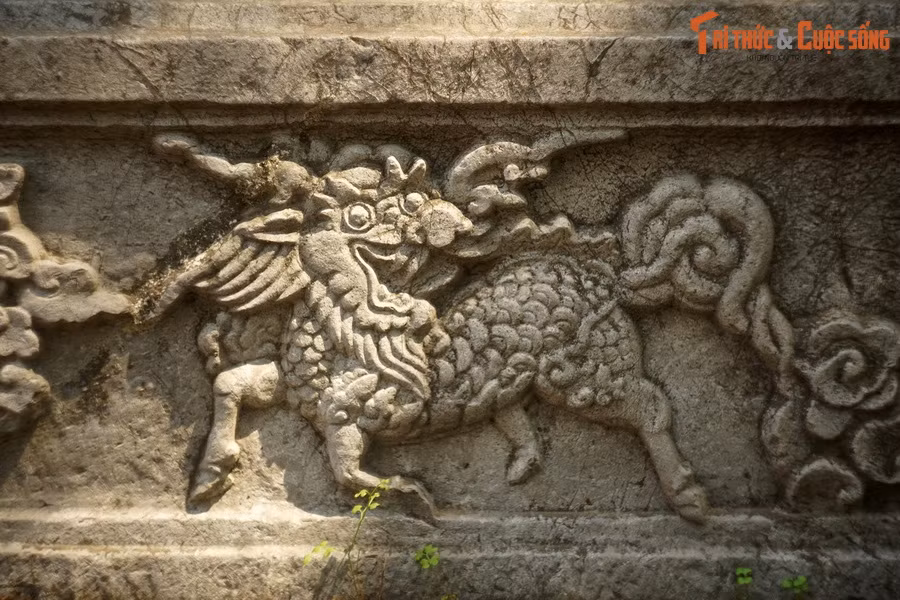 “Nền xây bằng gạch, trụ dựng cột đá. Đao cong rực rỡ, đầu rồng dưới mái sóng đôi. Góc uốn huy hoàng. Chân ngao vững vàng cân đối. Rỡ ràng quy mô đổi mới. Hiên ngang xây lại đất trời”.