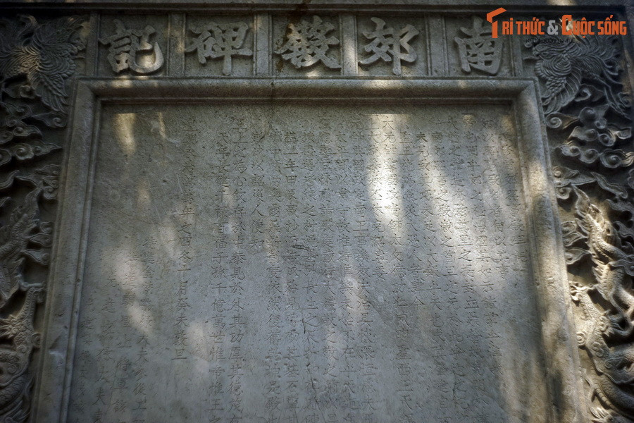 Mặt trước của bia khắc bài minh bằng chữ Hán, do TS Nguyễn Tiến Triều soạn thảo, TS. Hồ Sĩ Dương nhuận chính, cho biết rõ về ý nghĩa lịch sử và quá trình xây dựng điện Nam Giao.