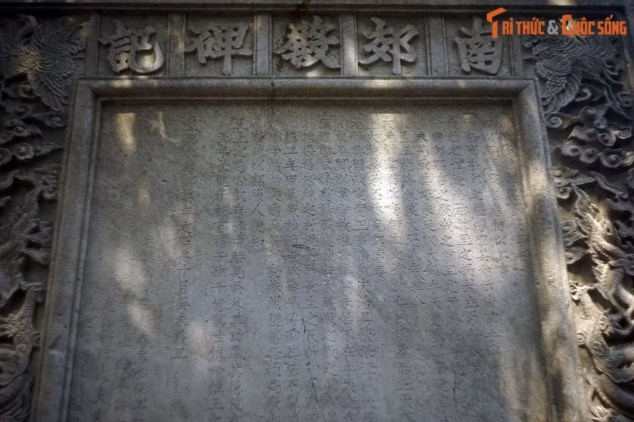 Mặt trước của bia khắc bài minh bằng chữ Hán, do TS Nguyễn Tiến Triều soạn thảo, TS. Hồ Sĩ Dương nhuận chính, cho biết rõ về ý nghĩa lịch sử và quá trình xây dựng điện Nam Giao.