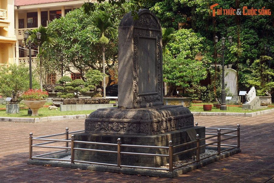 Có thể nói, tấm bia điện Nam Giao ẩn chứa trong mình một ý nghĩa lịch sử sâu sắc, khi đã trải qua nhiều thăng trầm lịch sử, chứng kiến nhiều sự đổi thay của lịch sử đất nước. Những điều khắc ghi trên bia phản ánh giá trị thiêng liêng của một quốc lễ truyền thống, mang đậm bản sắc văn hóa Việt...