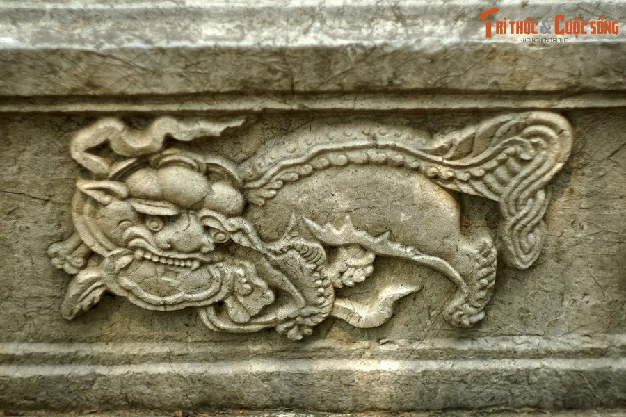 “Ngôi điện này không chỉ bày tỏ lòng tôn kính đương thời, mà còn muốn truyền mãi cho đời sau. Thế là bèn thuê thợ khắc đá truyền cho đời sau để biết được tấm lòng của Vương thượng, cung kính giữ bên trong, khiêm nhượng biểu hiện ở ngoài”.