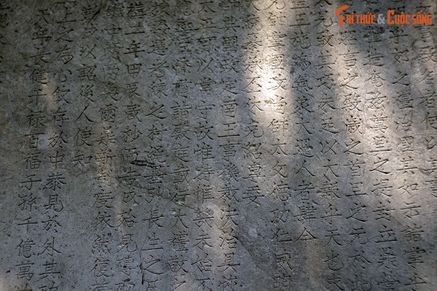 Sau đây là bản dịch nghĩa một số phần trong nội dung chính của văn bia: "Tế Giao lại đặt tên điện Chiêu Sự là vì sao? Là vì nơi đó phụng sự Thượng đế. Làm sáng tỏ lễ Tế Giao thì việc trị nước dễ như chỉ bảo trên lòng bàn tay”.