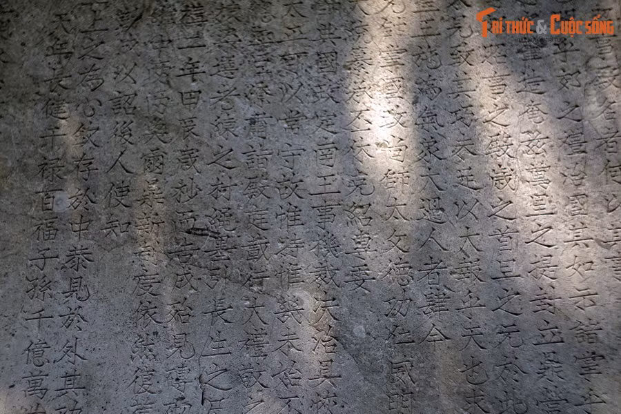 Sau đây là bản dịch nghĩa một số phần trong nội dung chính của văn bia: "Tế Giao lại đặt tên điện Chiêu Sự là vì sao? Là vì nơi đó phụng sự Thượng đế. Làm sáng tỏ lễ Tế Giao thì việc trị nước dễ như chỉ bảo trên lòng bàn tay”.