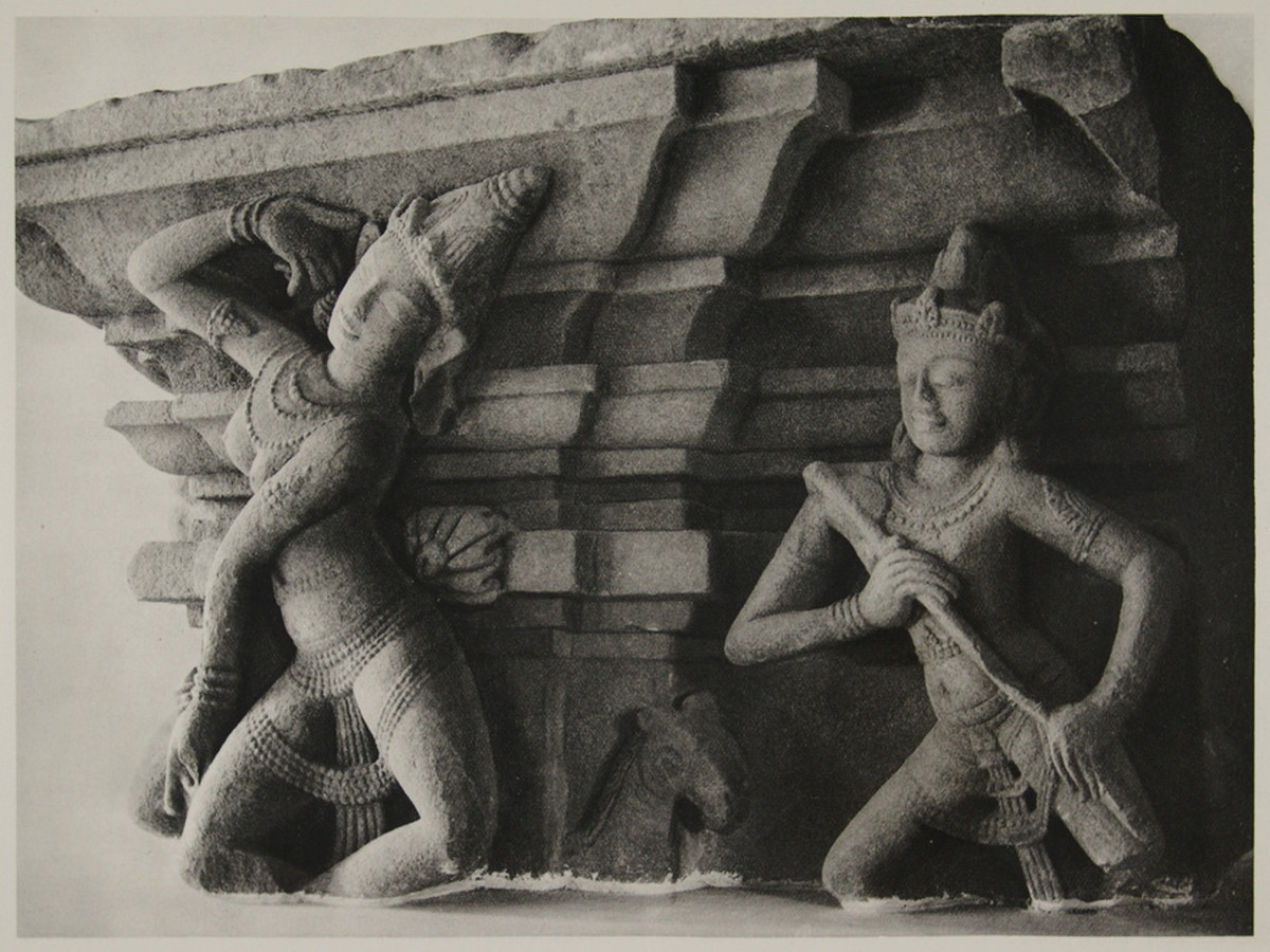 Một mảnh vỡ ở phần bệ đài thờ vũ nữ Trà Kiệu.