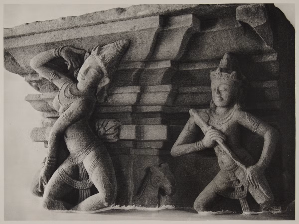 Một mảnh vỡ ở phần bệ đài thờ vũ nữ Trà Kiệu.