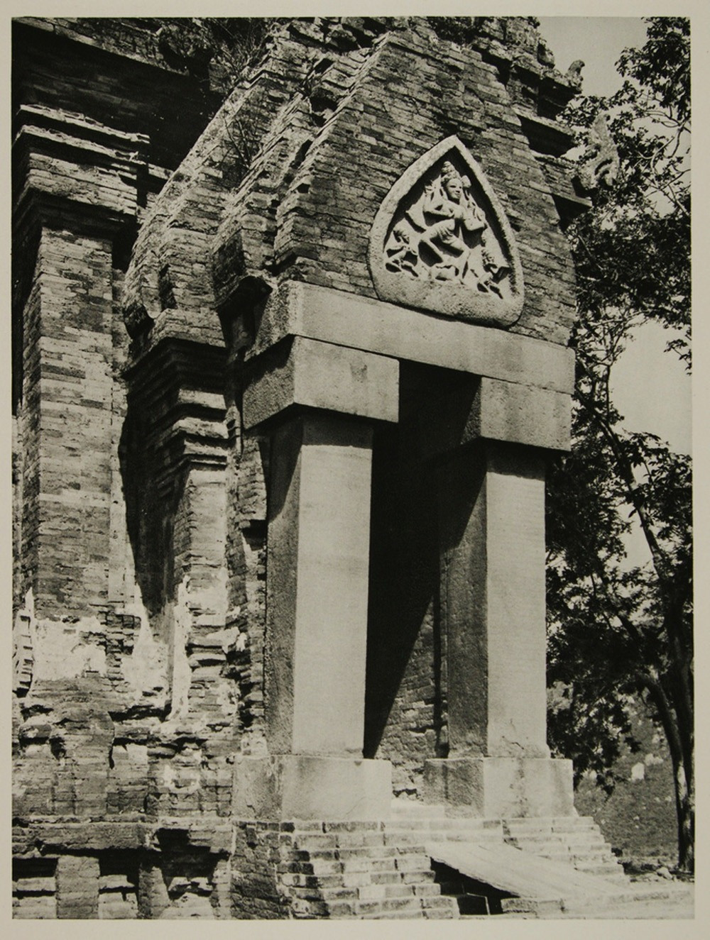 Cổng vào một tòa tháp thuộc quần thể tháp Chăm Po Nagar.