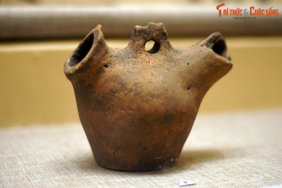 Đi cùng các ngôi mộ là các món đồ tùy táng rất phong phú. Các hiện vật này gồm nhiều chất liệu, có thể kể đến đầu tiên là đồ gốm rất độc đáo, có số lượng lớn. Ảnh: Bình gốm Giồng Cá Vồ.