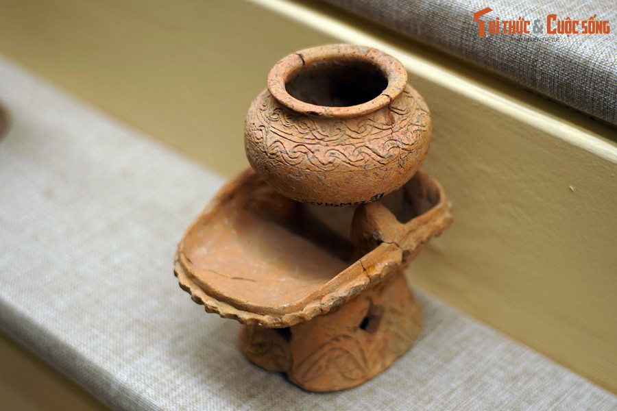 Những chiếc cà ràng (bếp đun) minh khí làm đồ tùy táng được tìm thấy nhiều chứng tỏ đây là một vật dụng rất cần thiết trong cuộc sống của các cư dân ở Giồng Cá Vồ thuở xa xưa. Ảnh: Cà ràng và nồi gốm Giồng Cá Vồ.