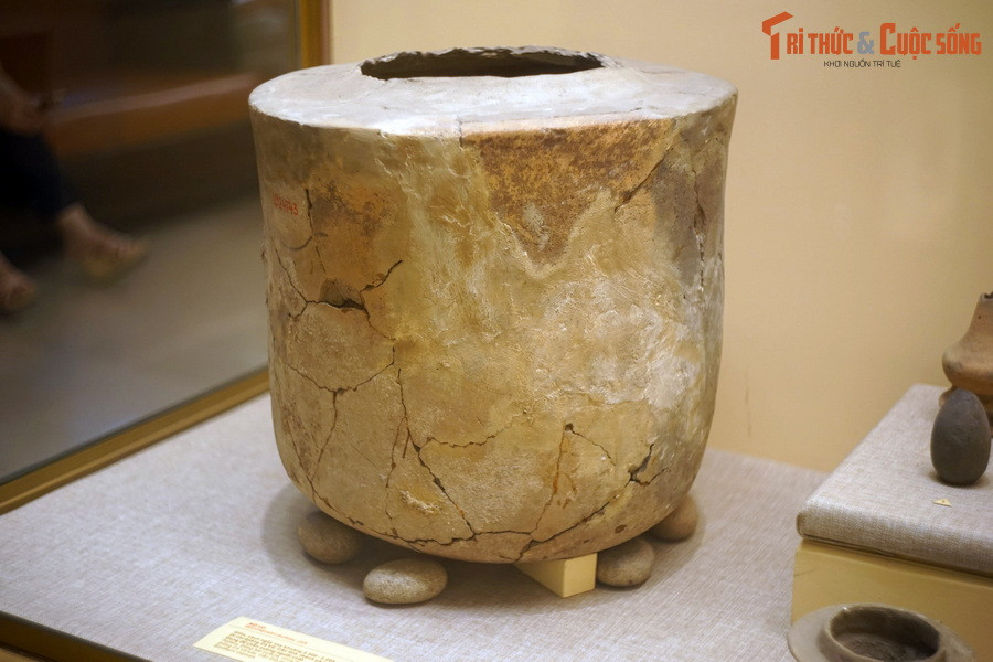 Vào ngày 13/4/2000, địa điểm Giồng Cá Vồ đã được công nhận là Di tích khảo cổ học cấp quốc gia theo Quyết định số 06/2000-QĐ-BVHTT của Bộ Văn hóa Thông tin. Ảnh: Một chiếc mộ chum được khai quật ở Giồng Cá Vồ.