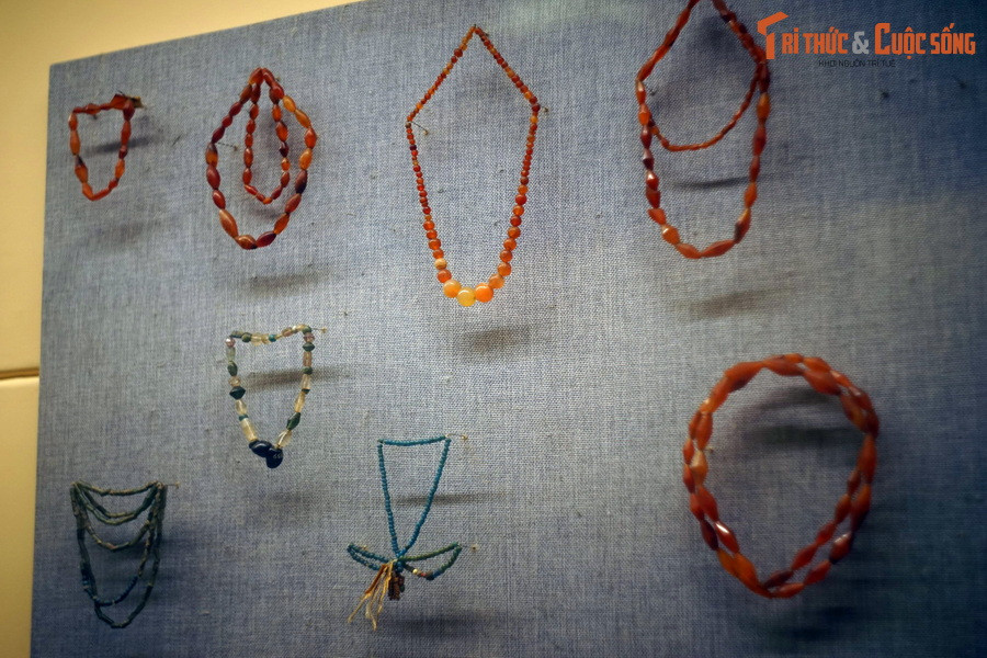 Bên cạnh đồ gốm là các hiện vật bằng đá, gồm trang sức làm từ đá mã não và đá ngọc, chủ yếu là khuyên tai hai đầu thú, khuyên tai ba mấu, ngoài ra còn có vòng tay, mảnh đá, đá cuội. Ảnh: Các loại hạt chuỗi bằng đá mã não, các loại đá bán quý khác và thủy tinh ở Giồng Cá Vồ.