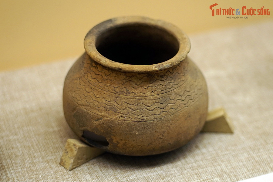 Đồ gốm ở Giồng Cá Vồ có chất liệu gốm mịn, xương gốm màu đen hoặc nâu đen, áo gốm có màu nâu xám hay nâu đỏ, xương gốm chắc, độ nung cao, thường có hoa văn khắc vạch với mô tuýp chữ S. Ảnh: Nồi gốm Giồng Cá Vồ.