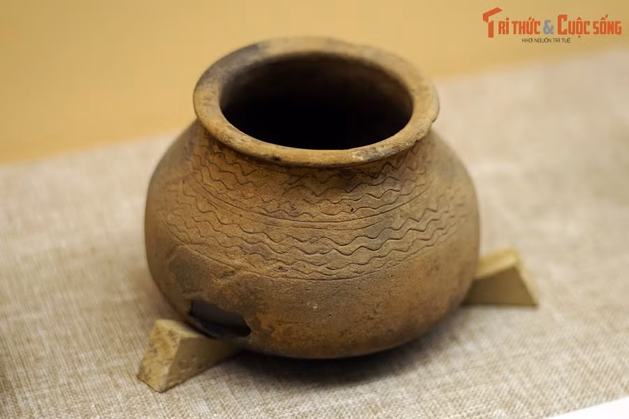 Đồ gốm ở Giồng Cá Vồ có chất liệu gốm mịn, xương gốm màu đen hoặc nâu đen, áo gốm có màu nâu xám hay nâu đỏ, xương gốm chắc, độ nung cao, thường có hoa văn khắc vạch với mô tuýp chữ S. Ảnh: Nồi gốm Giồng Cá Vồ.