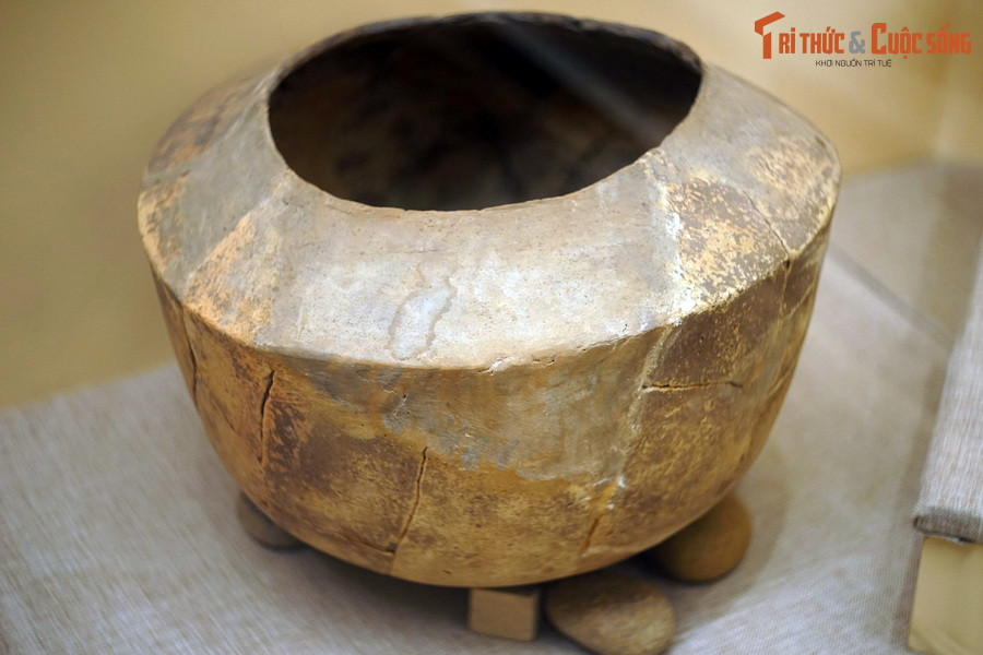 Loại chum thứ hai thân có hình trụ thuôn dần về đáy, vai gãy hoặc hơi xiên, số lượng ít hơn loại chum hình cầu. Chum loại hai này mỏng hơn, có xương gốm có màu xám, khá thô nhưng chắc. Ảnh: Một chiếc mộ chum loại hai tìm thấy ở Giồng Cá Vồ.