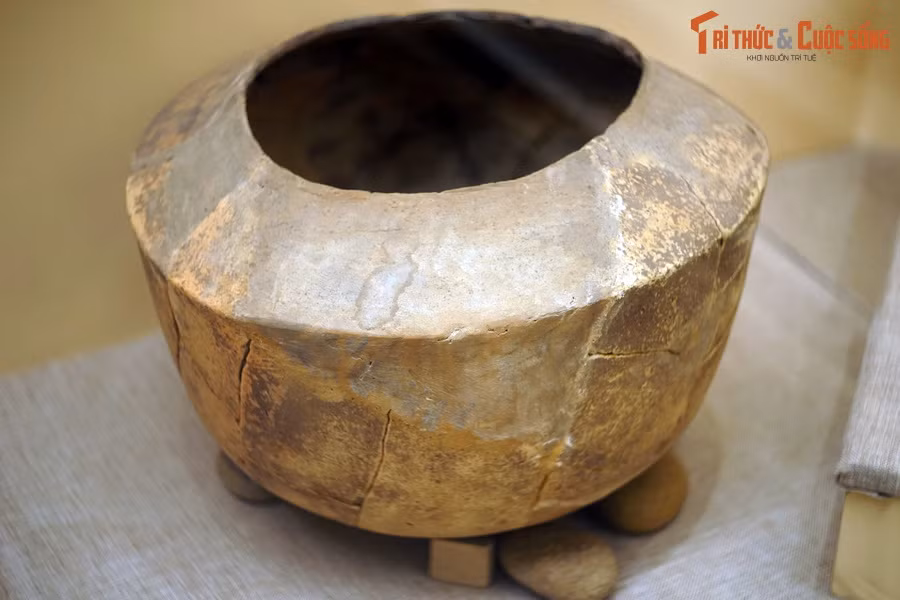 Loại chum thứ hai thân có hình trụ thuôn dần về đáy, vai gãy hoặc hơi xiên, số lượng ít hơn loại chum hình cầu. Chum loại hai này mỏng hơn, có xương gốm có màu xám, khá thô nhưng chắc. Ảnh: Một chiếc mộ chum loại hai tìm thấy ở Giồng Cá Vồ.