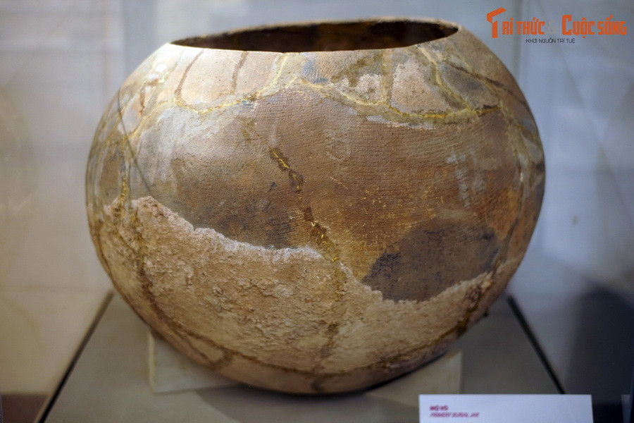 Loại hình di vật đặc trưng nhất ở di chỉ Giồng Cá Vồ là những chiếc mộ chum, với số lượng lên đến hơn 300 mộ. Mộ chum ở đây có hai loại, loại một là chum hình cầu, đáy tròn được làm từ đất sét có chứa nhiều bã thực vật, xương gốm màu đen, cứng chắc và khá nặng. Ảnh: Mộ chum loại một.