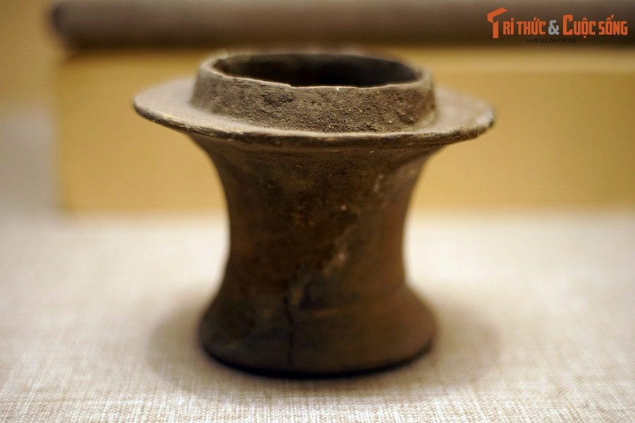 Cụ thể, Giồng Cá Vồ thuộc dạng di tích tiền - sơ sử, thể hiện sự giao thoa của nhiều nền văn hóa khác nhau. Đầu tiên, di tích này mang các yếu tố bản địa của văn hóa Đồng Nai, sau đó chịu ảnh hưởng mạnh của văn hóa Sa Huỳnh. Ảnh: Đèn gốm Giồng Cá Vồ.