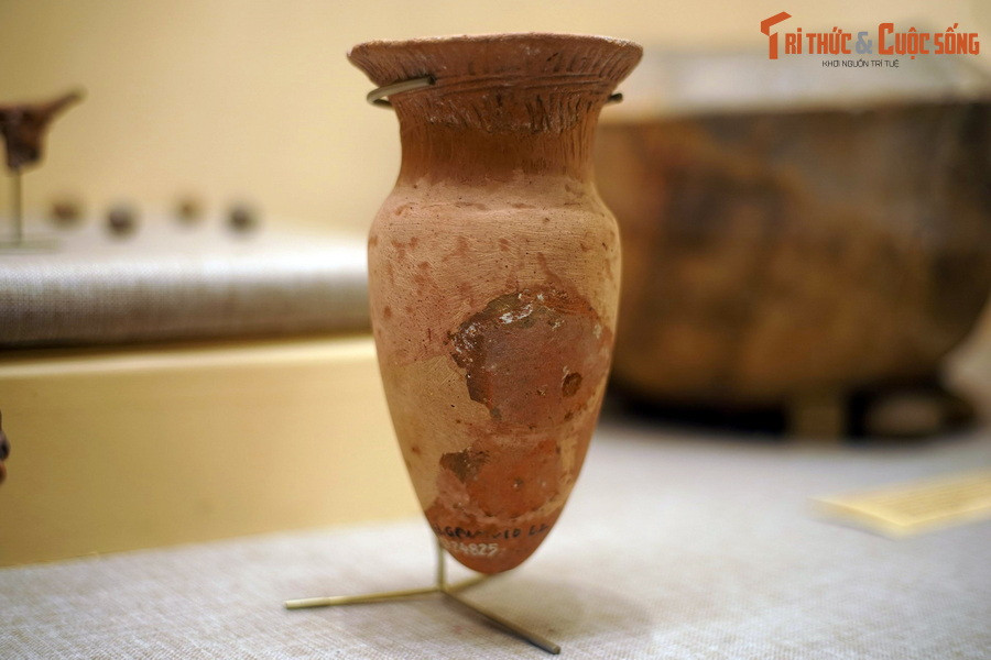 Loại hình đồ gồm được tìm thấy rất phong phú, như nồi minh khí, cà ràng minh khí, bình Sa Huỳnh, chân đế, mô hình tháp, nồi nấu kim loại, tượng động vật… Ảnh: Lọ gốm Giồng Cá Vồ.