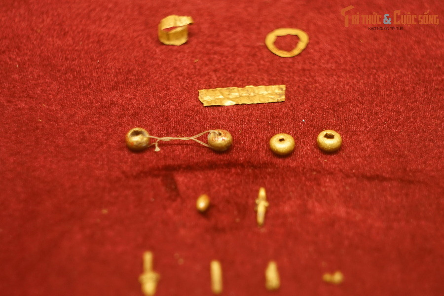 Hiện vật kim loại có vàng (đồ trang sức hạt chuỗi bằng vàng hình cuộn tròn, hình đốt trúc), đồng (đồ trang sức là vòng đồng và lục lạc, rìu đồng lưỡi xòe cân có họng tra cán), sắt (giáo sắt, lưỡi câu và các loại mảnh công cụ khác chủ yếu là dụng cụ sinh hoạt hàng ngày). Ảnh: Các loại khuyên tai vàng tìm được ở Giồng Cá Vồ