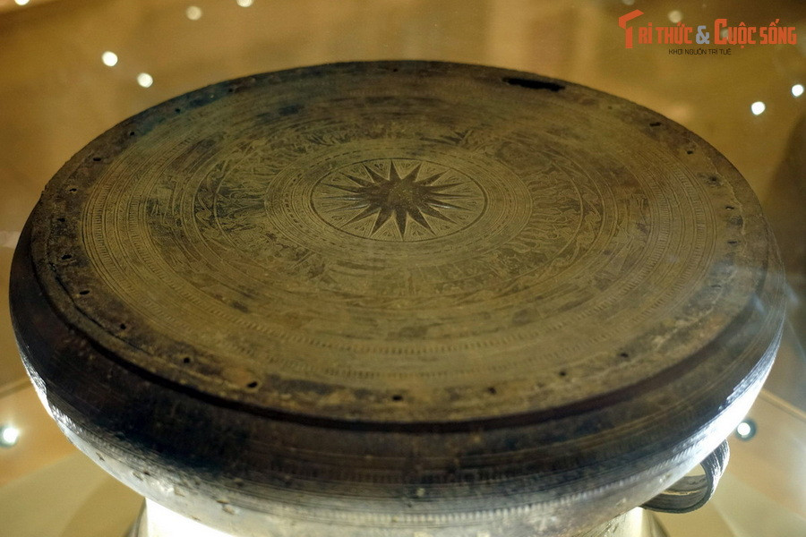 Trống có đường kính mặt 78,5 cm, đường kính chân 79,9 cm, cao 61,5 cm. Theo đánh giá của các nhà nghiên cứu, cùng với trống đồng Ngọc Lũ, trống đồng Hoàng Hạ là biểu tượng cho đỉnh cao nhất trong mỹ thuật tạo hình của nghệ nhân Đông Sơn xưa.