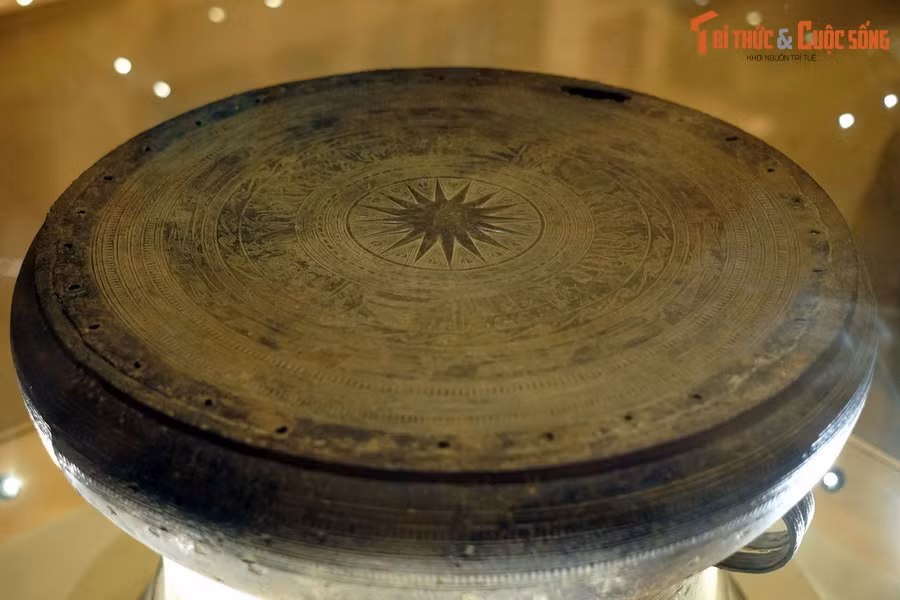 Trống có đường kính mặt 78,5 cm, đường kính chân 79,9 cm, cao 61,5 cm. Theo đánh giá của các nhà nghiên cứu, cùng với trống đồng Ngọc Lũ, trống đồng Hoàng Hạ là biểu tượng cho đỉnh cao nhất trong mỹ thuật tạo hình của nghệ nhân Đông Sơn xưa.