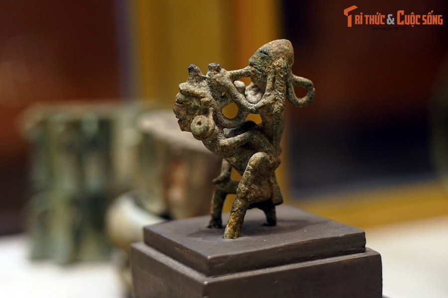 5. Bảo vật quốc gia Tượng đồng hai người cõng nhau thổi khèn được các nhà khảo cổ Pháp tìm thấy ở di chỉ Đông Sơn (Thanh Hóa) đầu thế kỷ 20. Hiện vật cao 8,5 cm, rộng 9,5 cm, thể hiện cảnh hai người cõng nhau, người ngồi trên lưng miệng ngậm khèn.